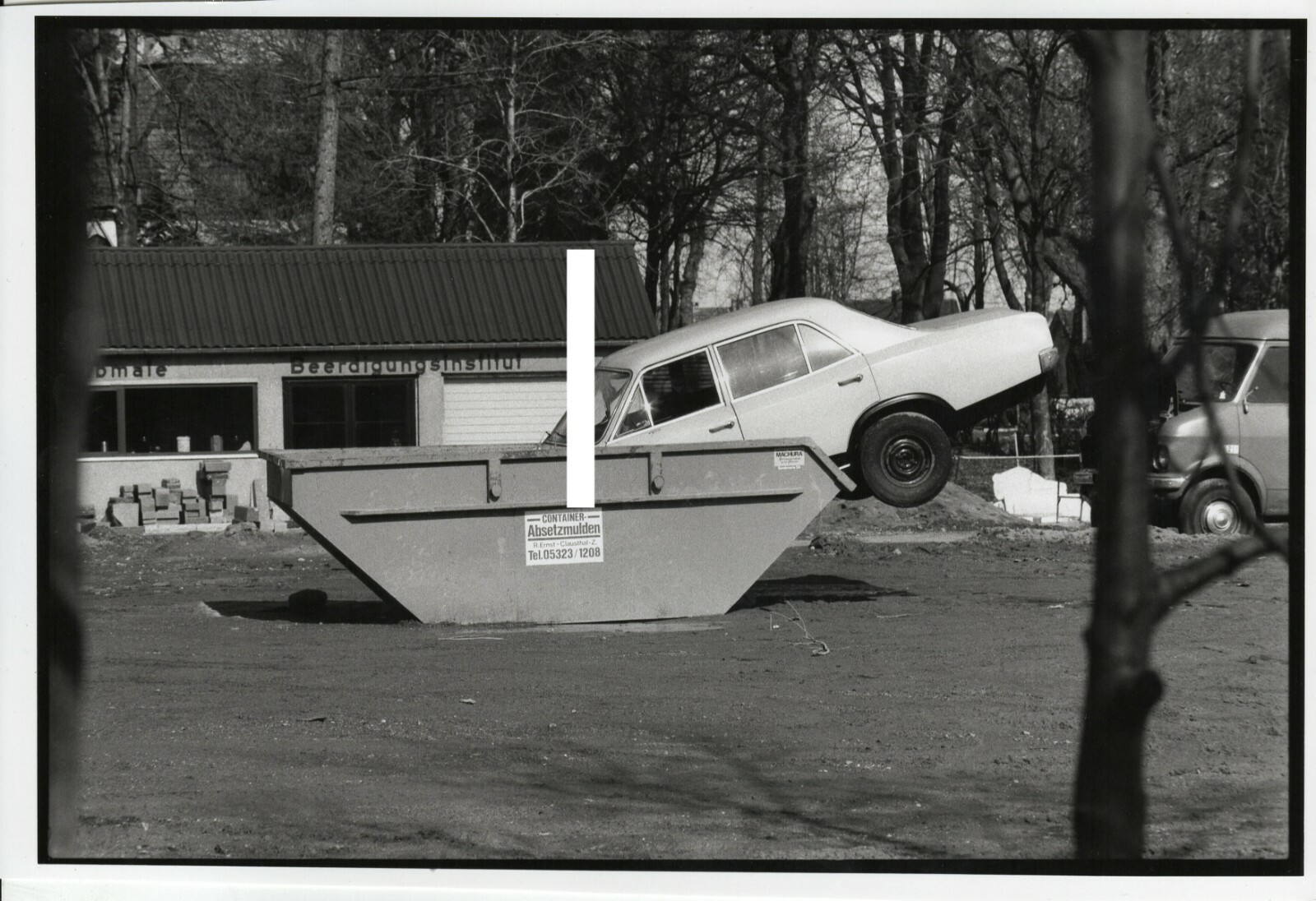 30x20cm orig archive photo around 1989 car “Opel Rekord in garbage container” photo