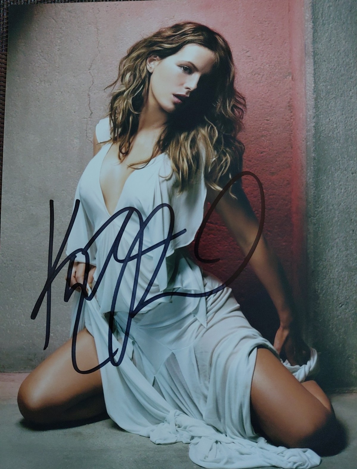 KATE BECKINSALE ** Actress Model Hand Signed Autograph COA
