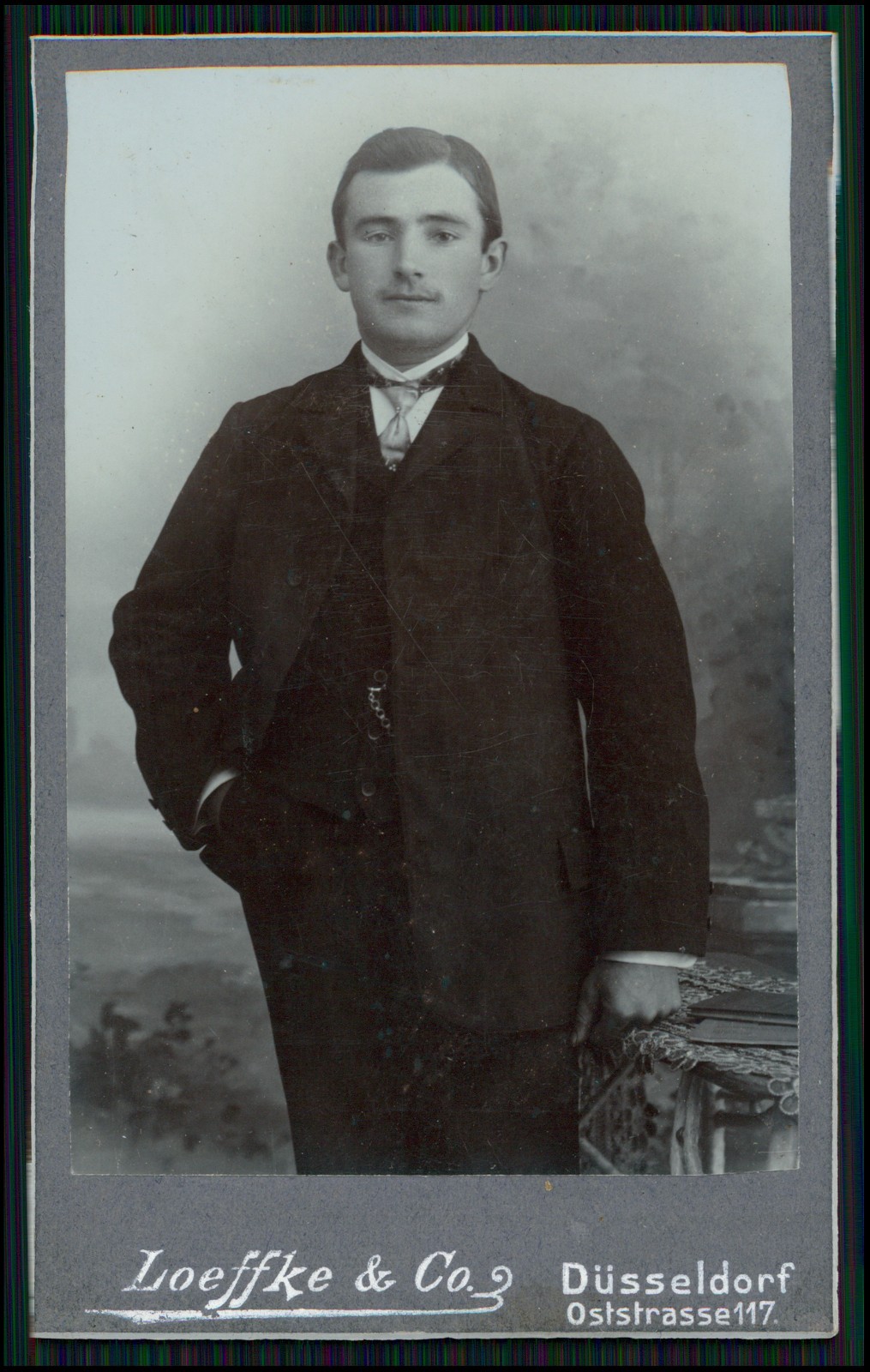CDV photo – fine gentleman suit – Atelier Loeffke & Co. – Düsseldorf Oststrasse 117