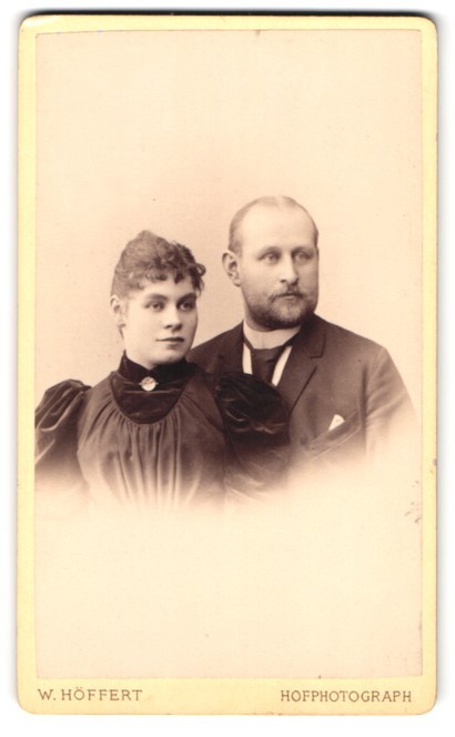 Photograph W. Höffert, Berlin, Unter den Linden 24, portrait young couple in mod