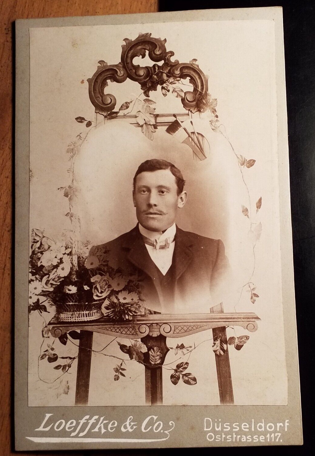 Man portrait in easel/KAB Loeffke & Co. Düsseldorf