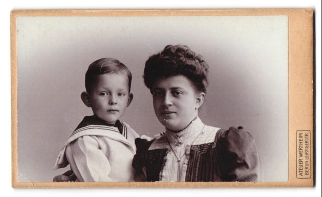 Photography studio Wertheim, Berlin, Leipzigerstr, mother with child in sailor
