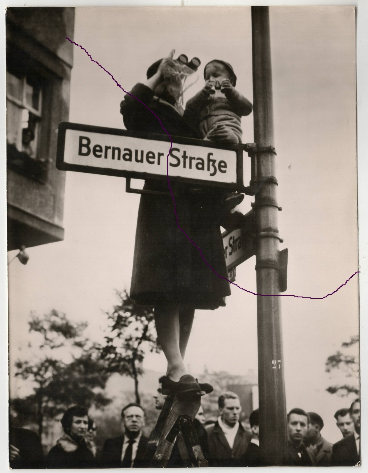 23x17cm – Vintage Barite Photo 1961 Berlin Wall Construction Bernauer Str. View Over