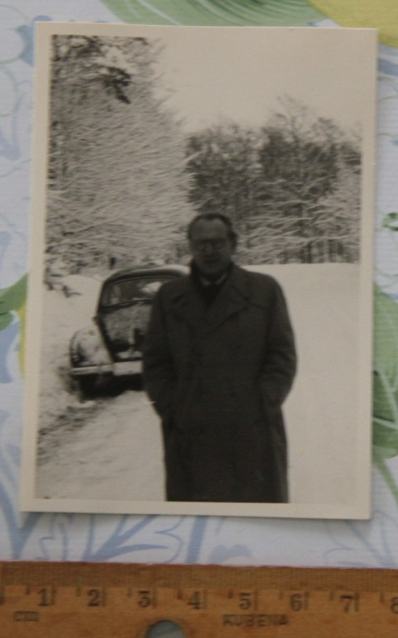 Photo 1952 Blankenheim Eifel Winter VW Beetle Man Vintage AW