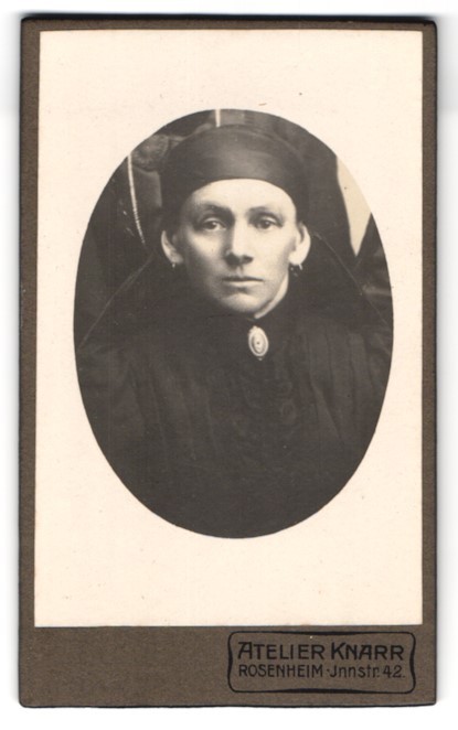 Photograph Wilhelm Knarr, Rosenheim, Innstraße 42, portrait of a woman in traditional