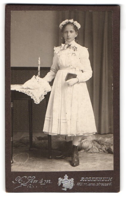 Photograph X. Simson, Rosenheim, Münchenerstr. 6, girls with candle and book