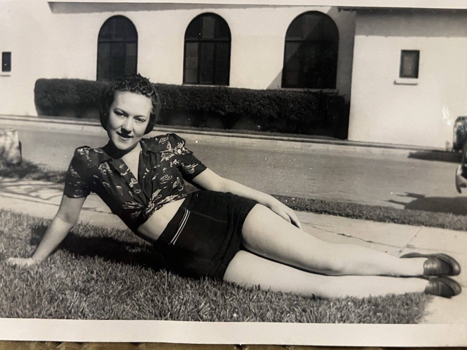 Vintage WW2 / 1940s Pretty Young Confident Woman / Pinup Sexy Legs Photo – #3