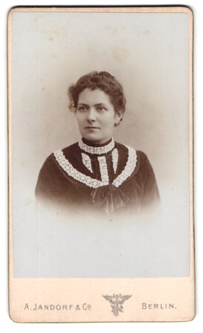 Photograph A. Jandorf & Co., Berlin, Spittelmarkt 16/17, portrait of a lady
