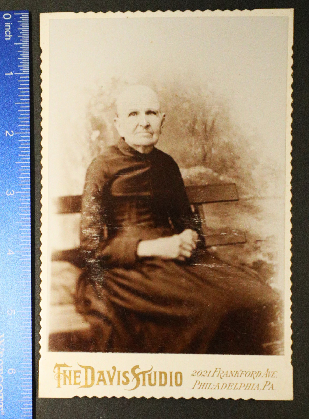 Cabinet Card, 4×6.5, Lady seated, scalloped edges, Davis Studio, Philadelphia