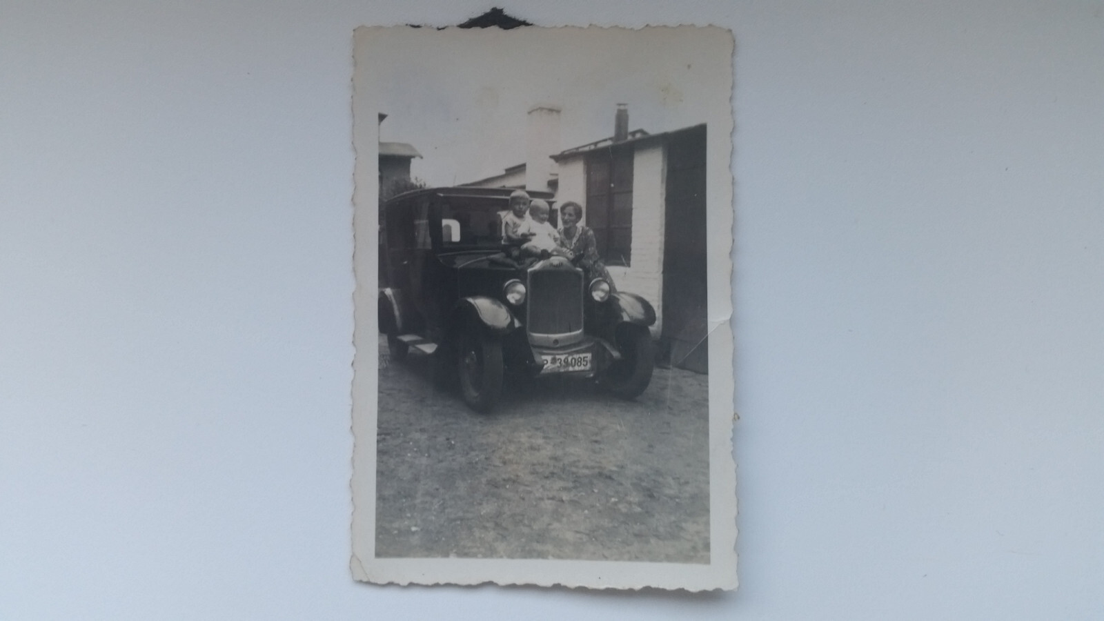Photo 19R983 Vintage Car Lady with 2 Children circa 1930s approx 6x9cm