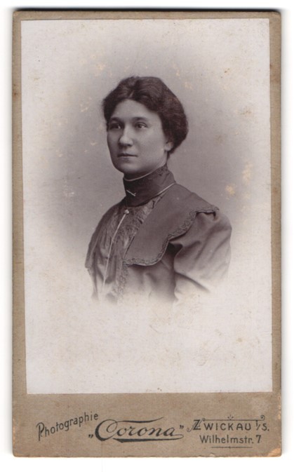 Photography studio Corona, Zwickau, Wilhelmstr. 7, young lady in dark dress