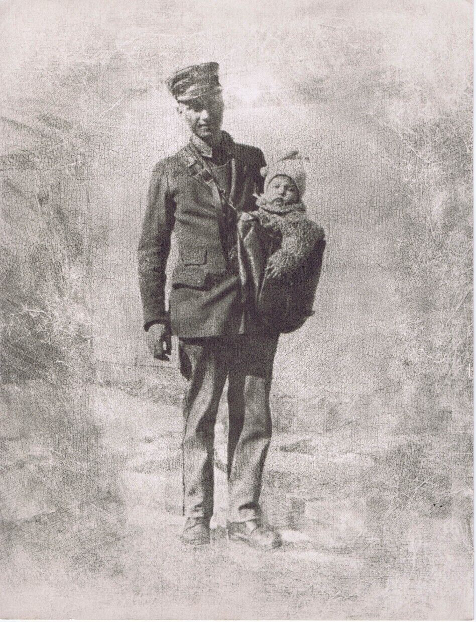 Hendrickson Orig Photo B&W MILITARY DAD HOLDS BABY IN MESSENGER BAG 10×13″ R265