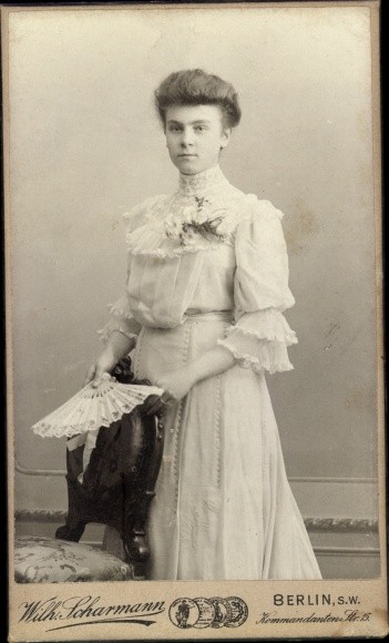 CdV woman portrait, lady with fan – 10635825