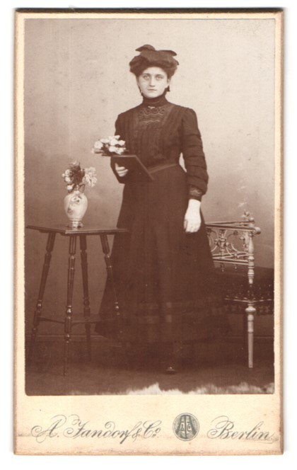 Photograph A. Jandorf & Co., Berlin-S, Kottbusserdamm 1-2, portrait elegant Da