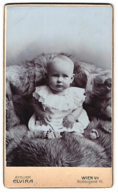 Photography studio Elvira, Vienna VII, Neubaugasse 45, portrait of a toddler a