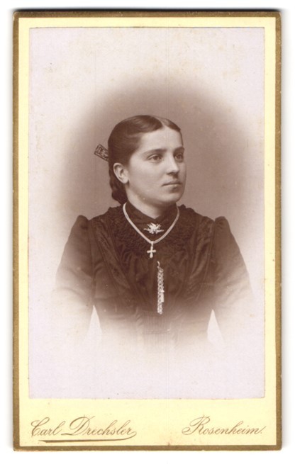 Photograph Carl Drechsler, Rosenheim, Stollstraße 8, portrait of an elegant D