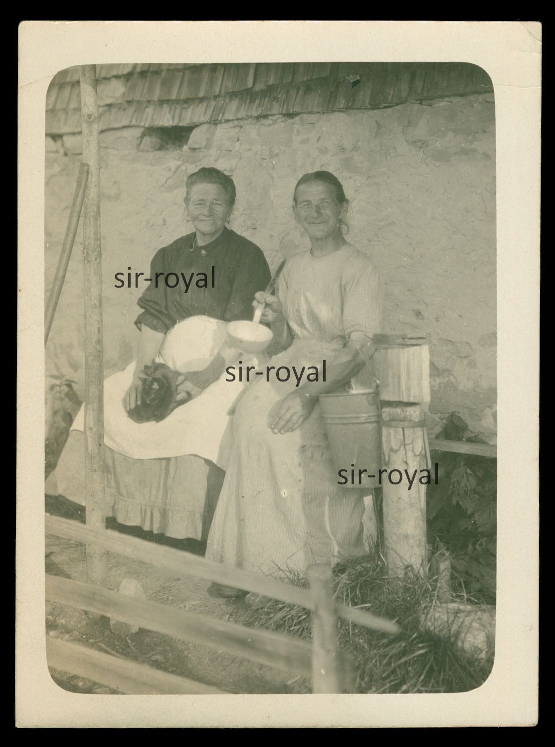 Tiefgg around 1910 – dairywomen in front of her hut – photo 10x13cm