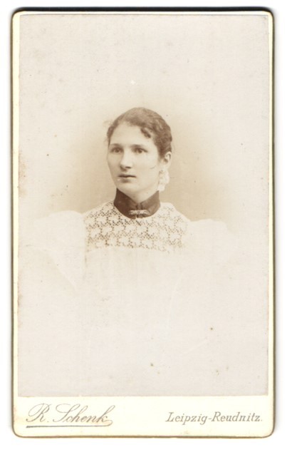 Photograph R. Schenk, Leipzig-Reudnitz, Wurzner Straße, portrait of a lady