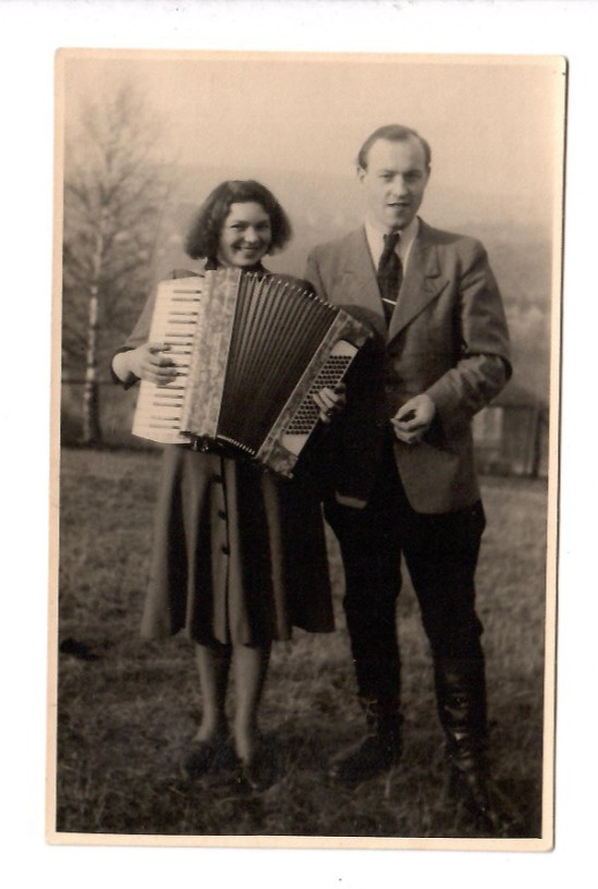 13090-Photo Postcard * Young Couple, Accordion * Eisenach 1950s