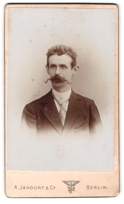 Photograph A. Jandorf & Co, Berlin, Spittelmarkt 16/17, portrait of an elegant