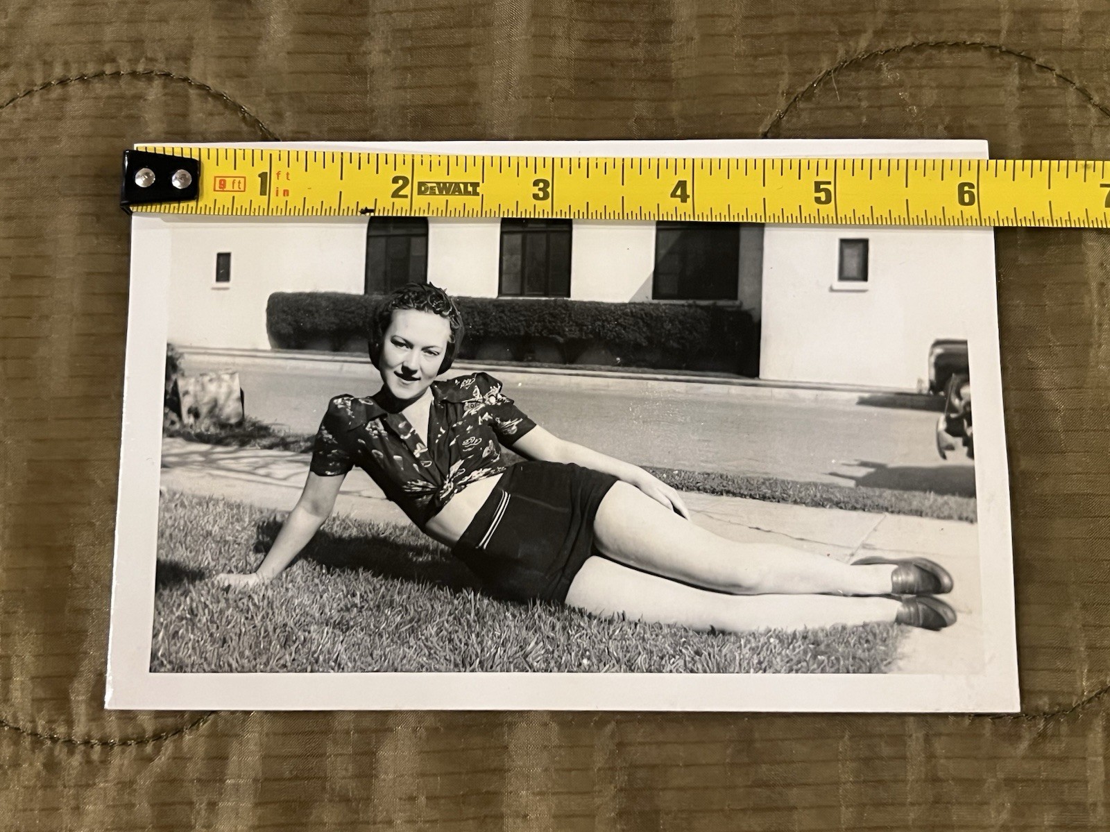 Vintage WW2 / 1940s Pretty Young Confident Woman / Pinup Sexy Legs Photo – #3