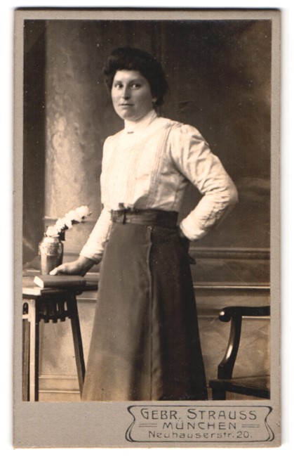 Photograph used Strauss, Munich, Neuhauserstraße 20, middle-class woman in skirt