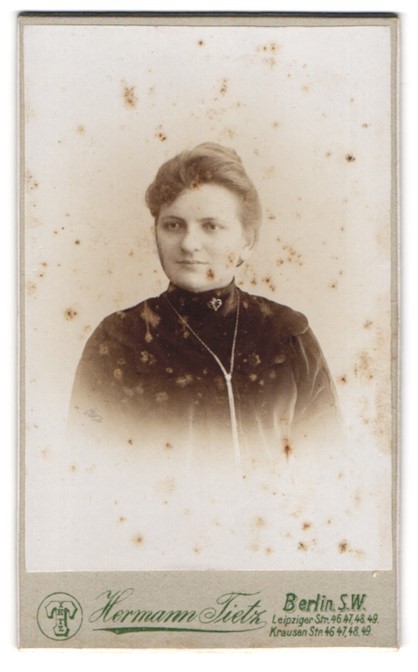 Photograph Hermann Tietz, Berlin-SW, Leipziger Strasse 46-49, portrait young Da