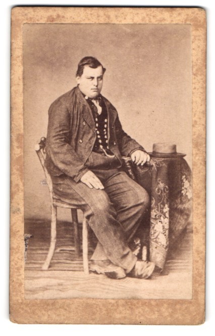 Photography Eduard Helmstetter, Rosenheim, commoner sitting at the table
