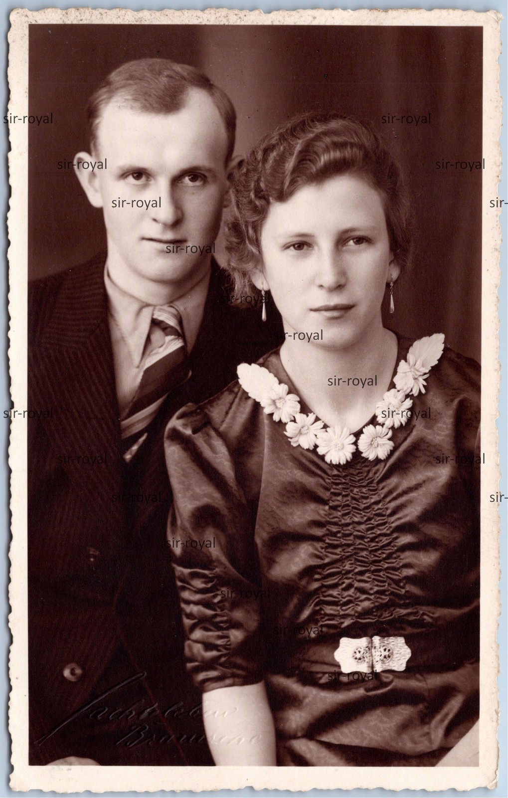 Pretty Couple in Portrait – 1930s – Photo Postcard 9x14cm