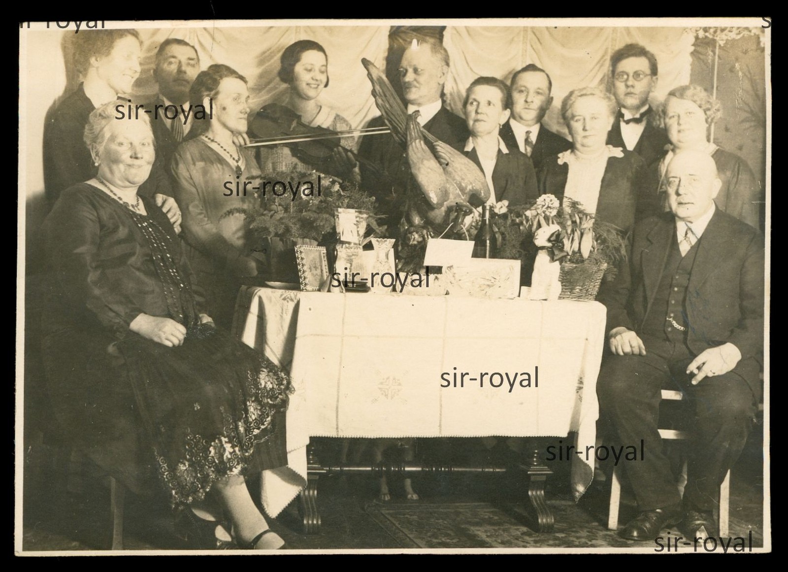 Society sitting around a gift table circa 1930 – photo 14x10cm