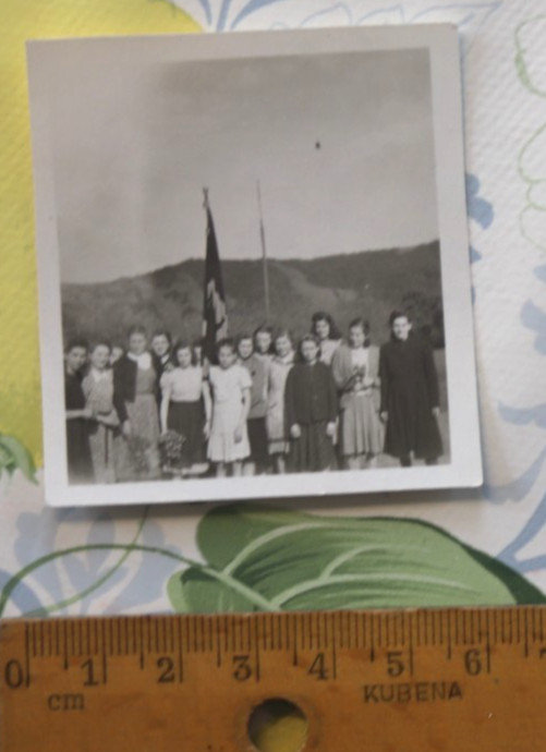 Photo 1947 Clausen girl girl flag DJH woman vintage AU