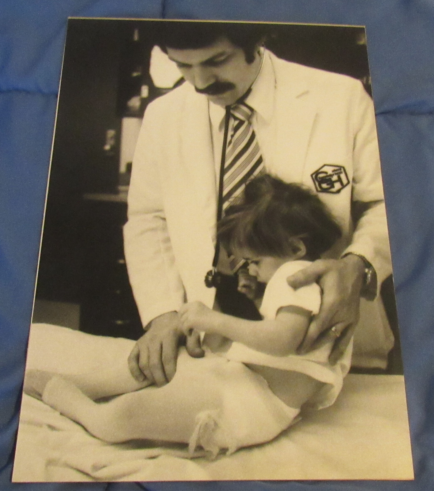 1977 Sandy Underwood photograph; Doctor examining child #3, 9 1/2″ x 14″