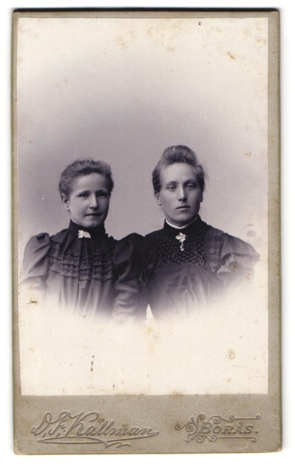 Photograph D. Källman, Borås, Södra Kyrkogatan 19, portrait of two women