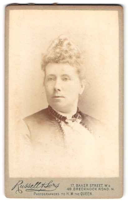 Photograph Russell & Sons, London, 17 Baker Street, Portrait English Lady with