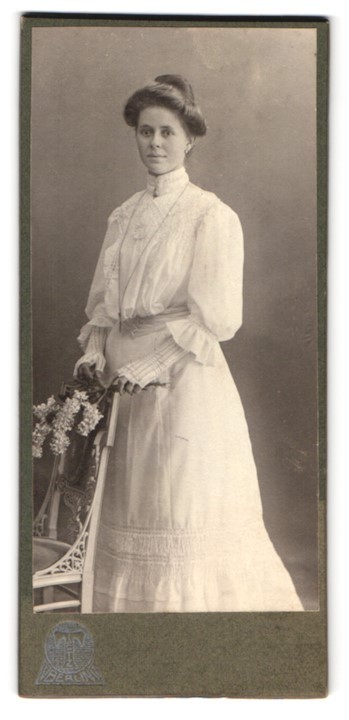 Photograph Hermann Tietz, Berlin, at Alexanderplatz, portrait young lady in white
