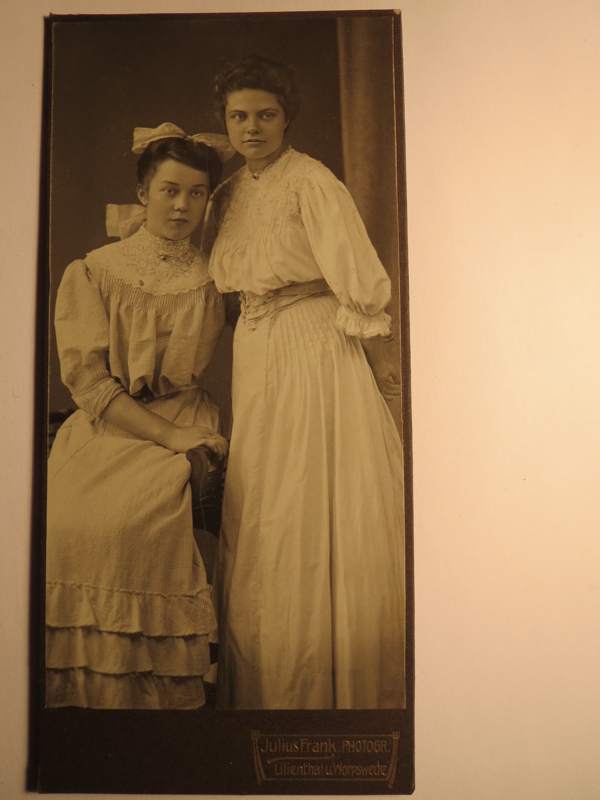 Lilienthal u Worpswede – 2 girls – young women in dress – backdrop / KAB