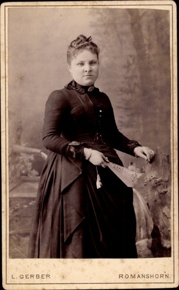CdV woman portrait, lady with fan – 10635823