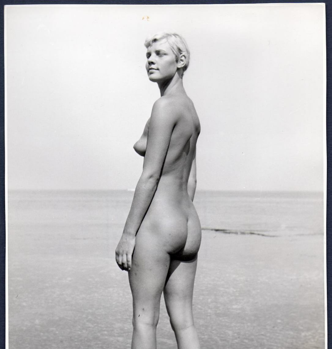 NUDE FIGURE STUDY Orig Photo with credit by ALEXANDER BAEGE German photographer