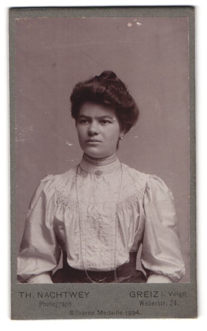 Photograph Th. Nachtwey, Greiz i. Voigtl., Weberstr. 24, Portrait Lady in White