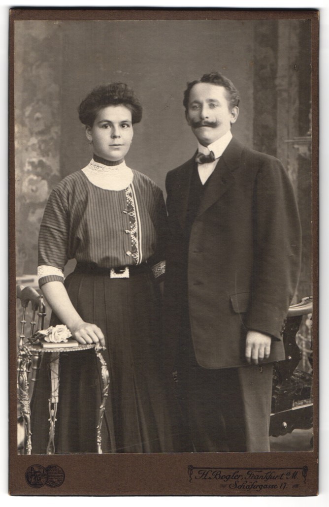 Photograph H. Bogler, Frankfurt a. M., Schäfergasse 17, young couple in fashionable