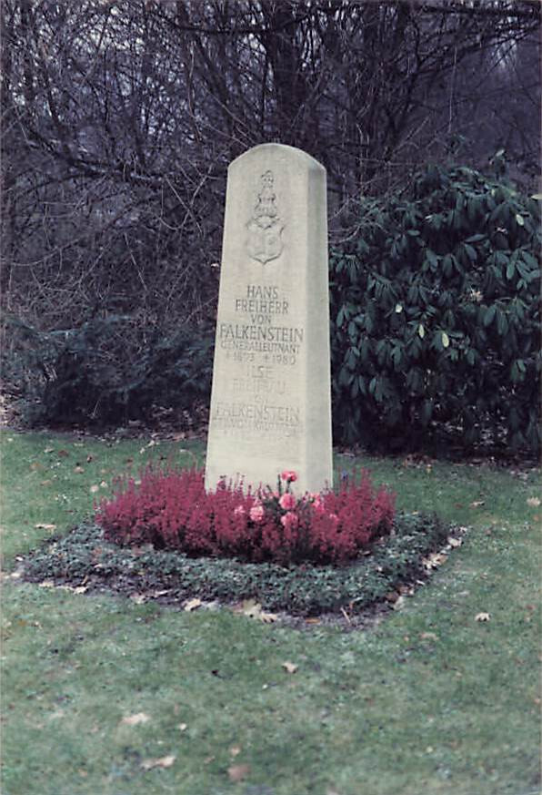 2 old photos headstone by Falkenstein approx. 10 x 15 cm collection resolution dsc4844bc