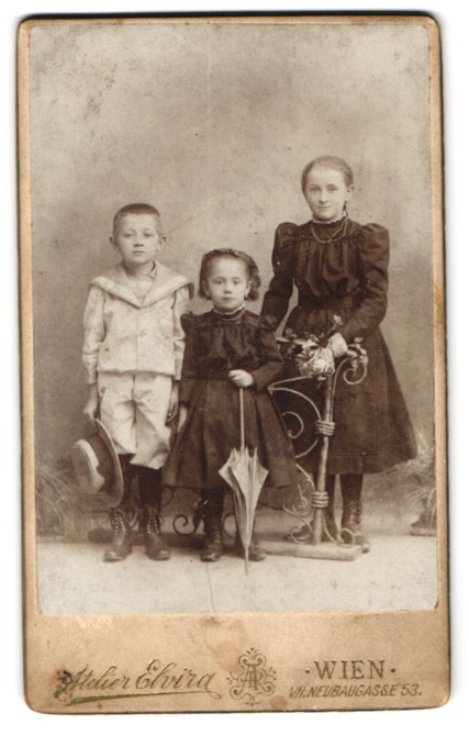 Photography studio Elvira, Vienna, Neubaugasse 53, girl with little sister