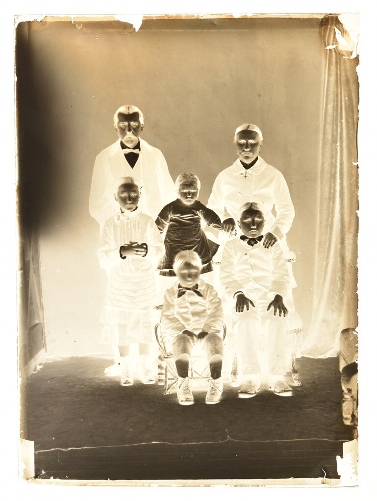 Negative on glass, 13×18 cm, Portrait of a bourgeois family