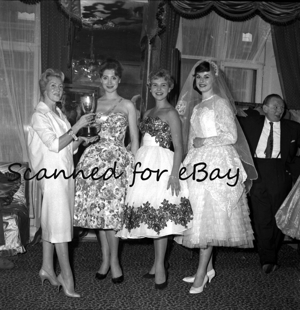 ACTRESS VALERIE FRENCH & FASHION MODELS AT LONDON SHOW GLAMOUR 1 NEGATIVE 1950s