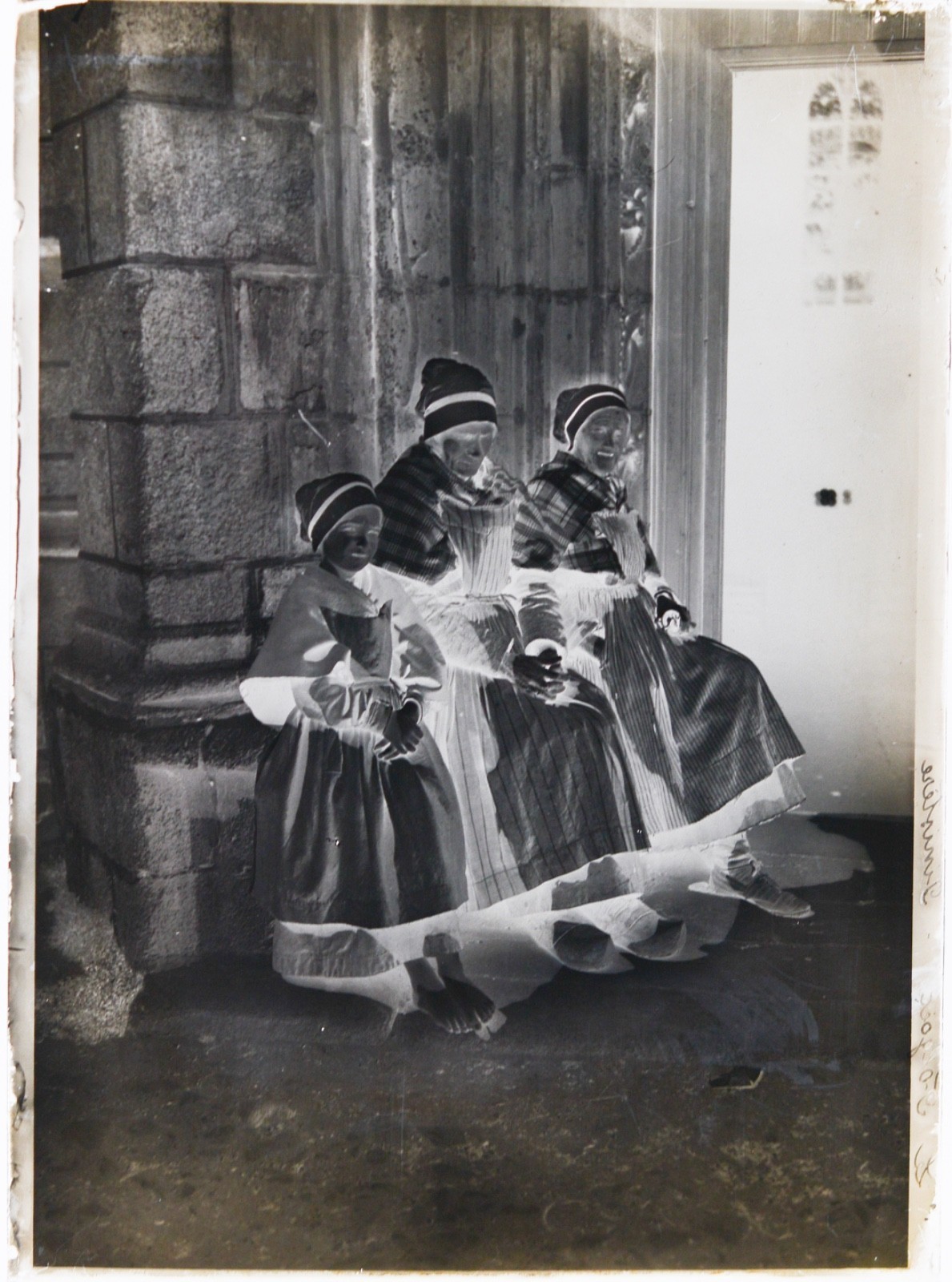 Glass negative, 13×18 cm, 2 women, 1 child, in Le Folgoët, Finistère