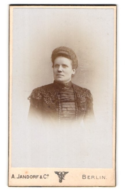 Photograph A. Jandorf & Co., Berlin, Spittelmarkt 16/17, portrait lady with additional