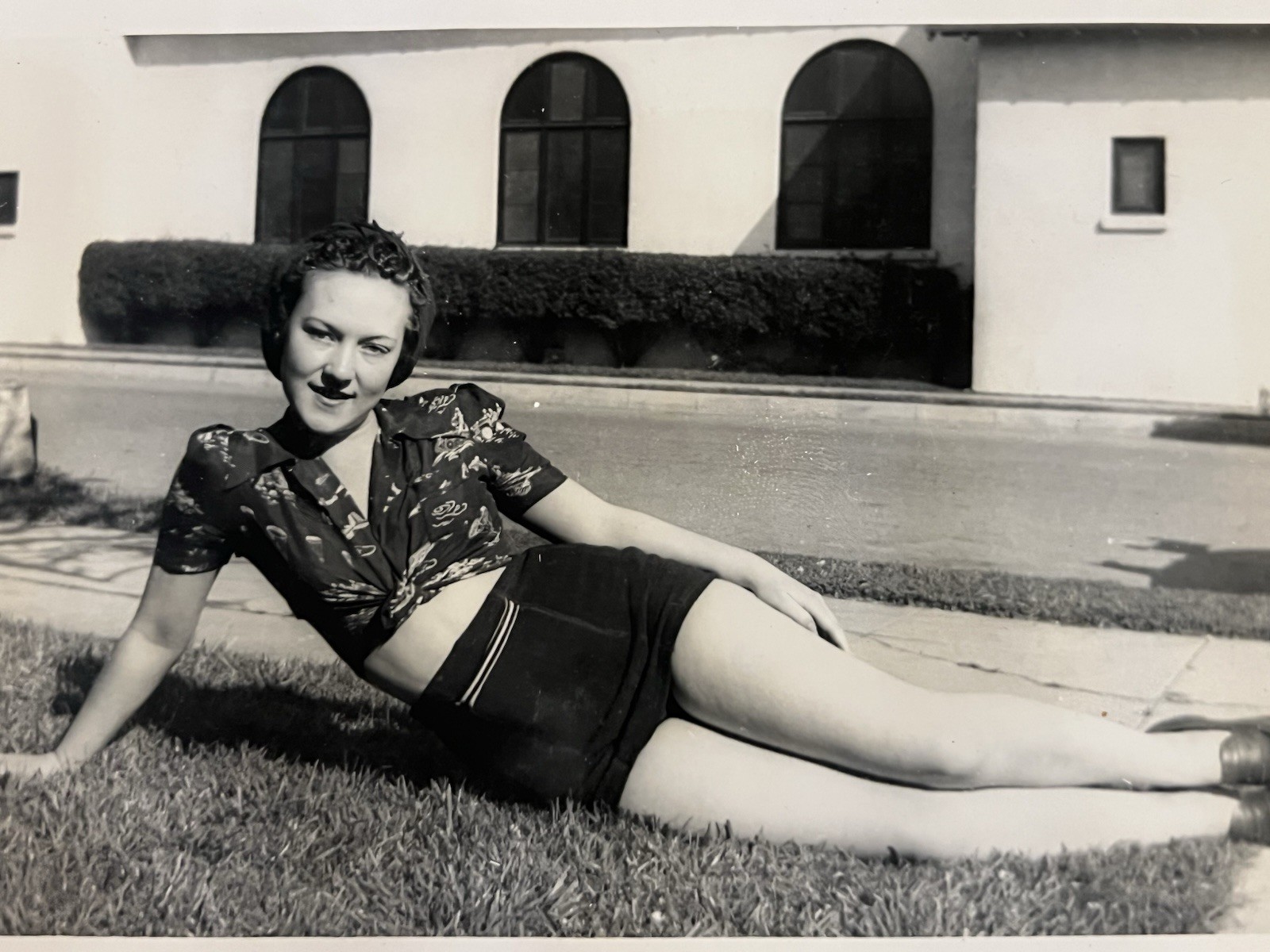 Vintage WW2 / 1940s Pretty Young Confident Woman / Pinup Sexy Legs Photo – #3