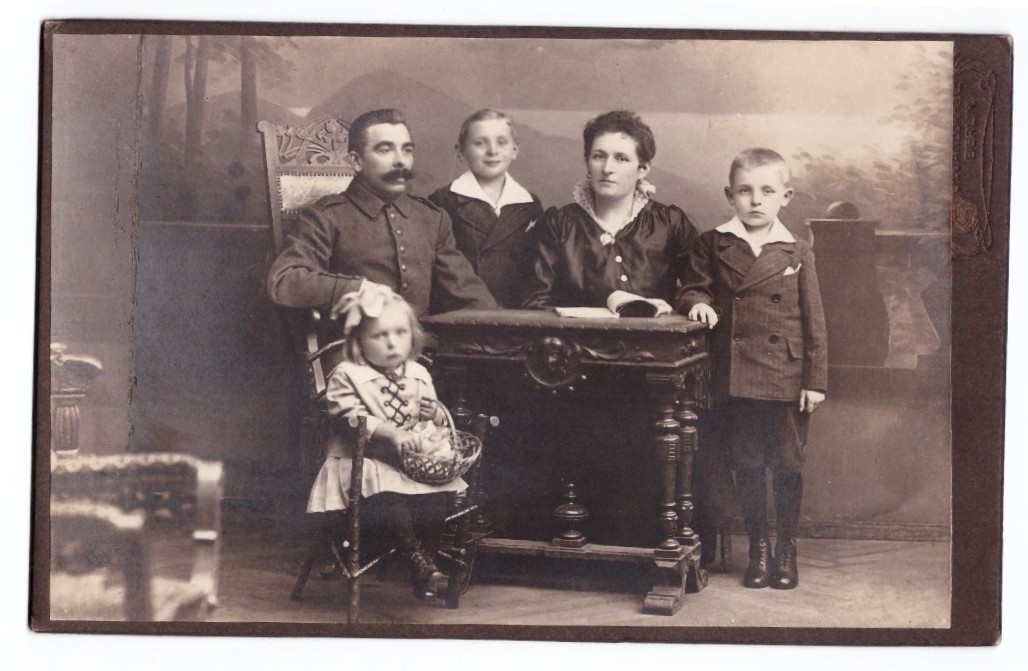 KAB photo around 1910, soldier with family, Berlin