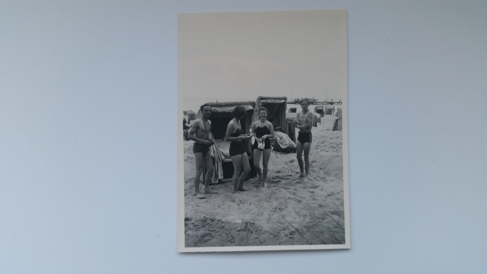 Photo 19R957 2 couples on the beach circa 1960s approx 6x9cm