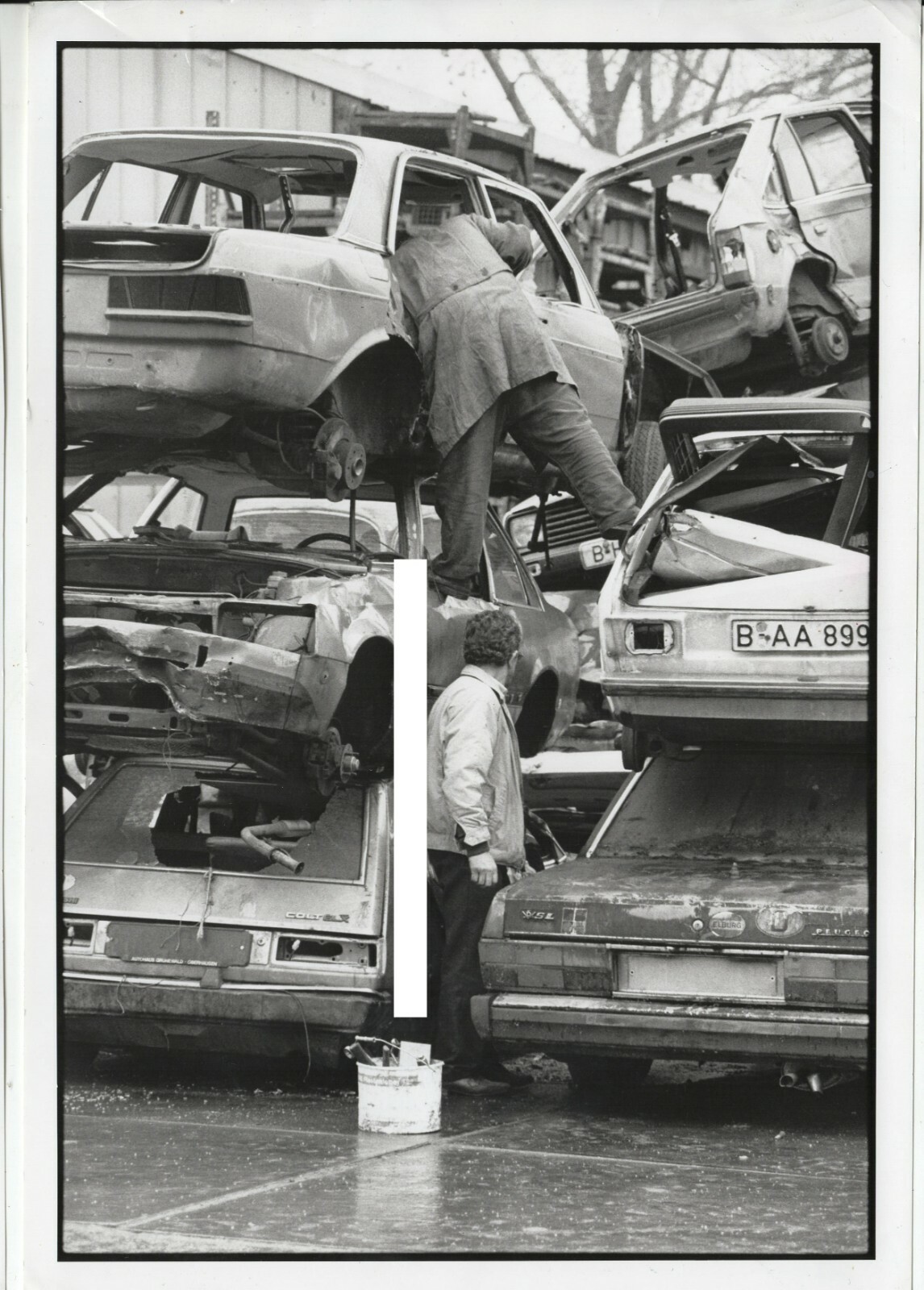 30x20cm original archive photo around 1989 car “junkyard Colt Mercedes VW Golf” photo